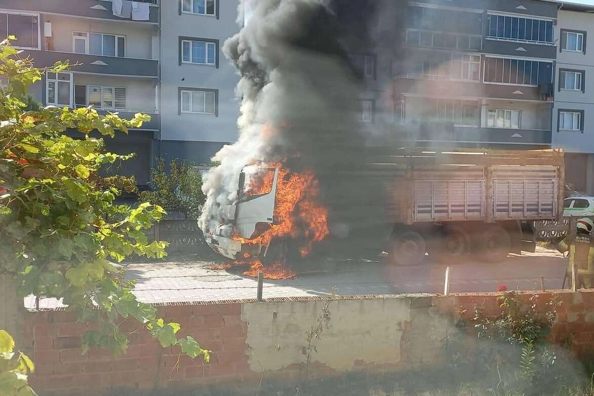Bursa'da park halindeki kamyon alev aldı