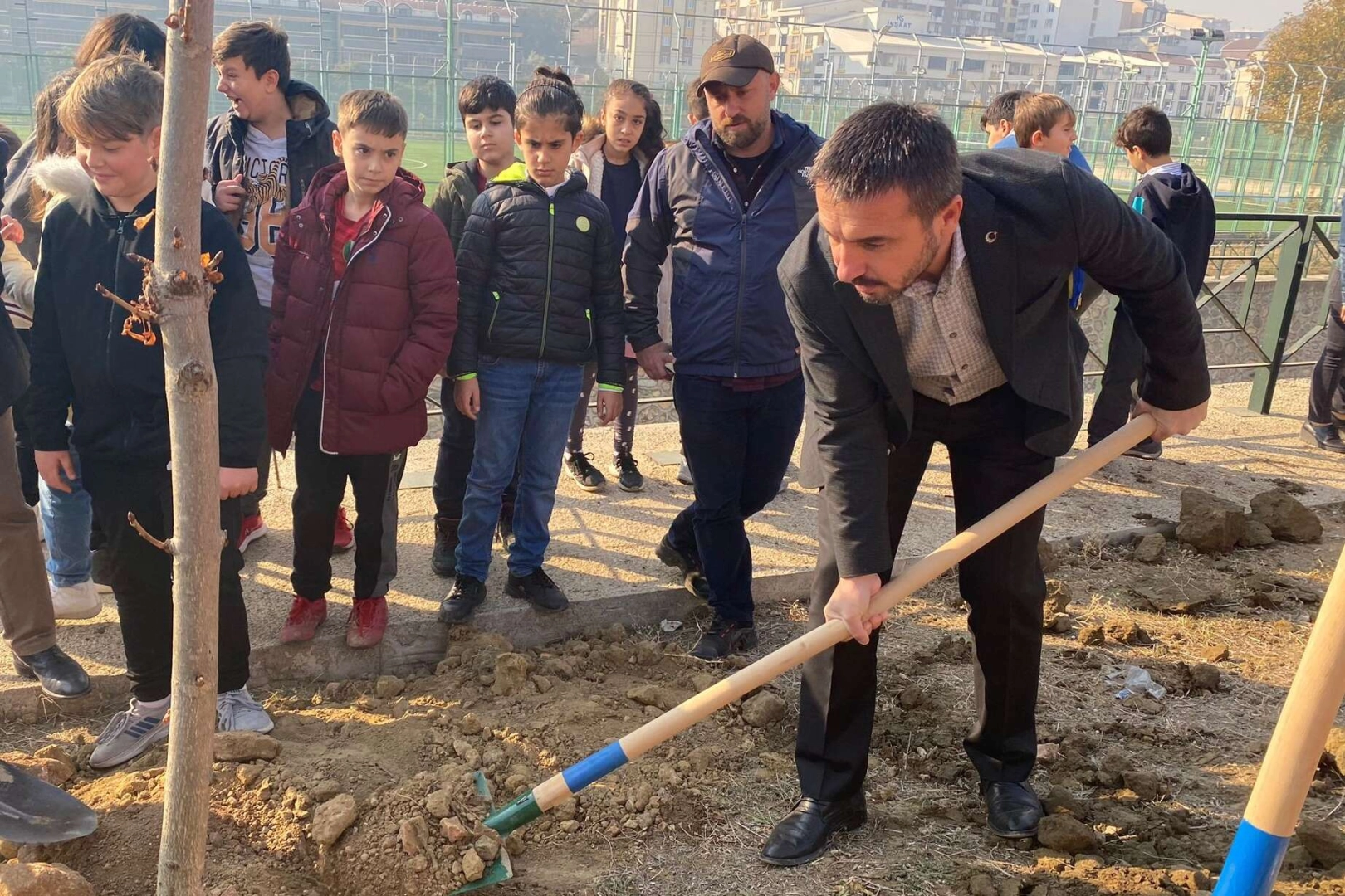 Kestel Belediye Başkanı Önder Tanır, çocuklarla birlikte ağaç dikti