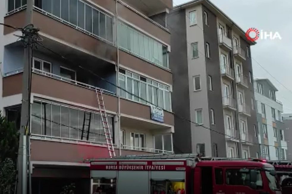Bursa’da evini ateşe veren kadını itfaiye kurtardı