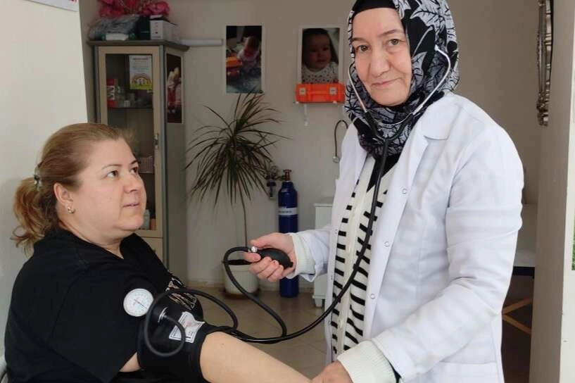 Emekli hemşire hastaların hayatlarından aldığı ilham ile yüzlerce şiir yazdı