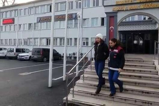 Sahte bilezik satarak sırra kadem bastı, tekrar gelince yakalandı