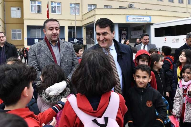 Öğrencilerden Dündar’a sevgi gösterisi