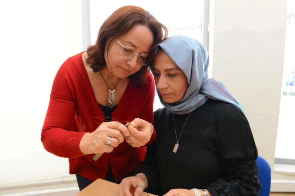 NİLSEM kursiyerleri gümüş kazaz sanatını öğreniyor