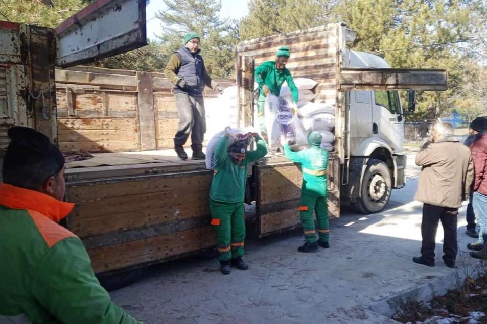 Gönüllü personel deprem bölgesinde