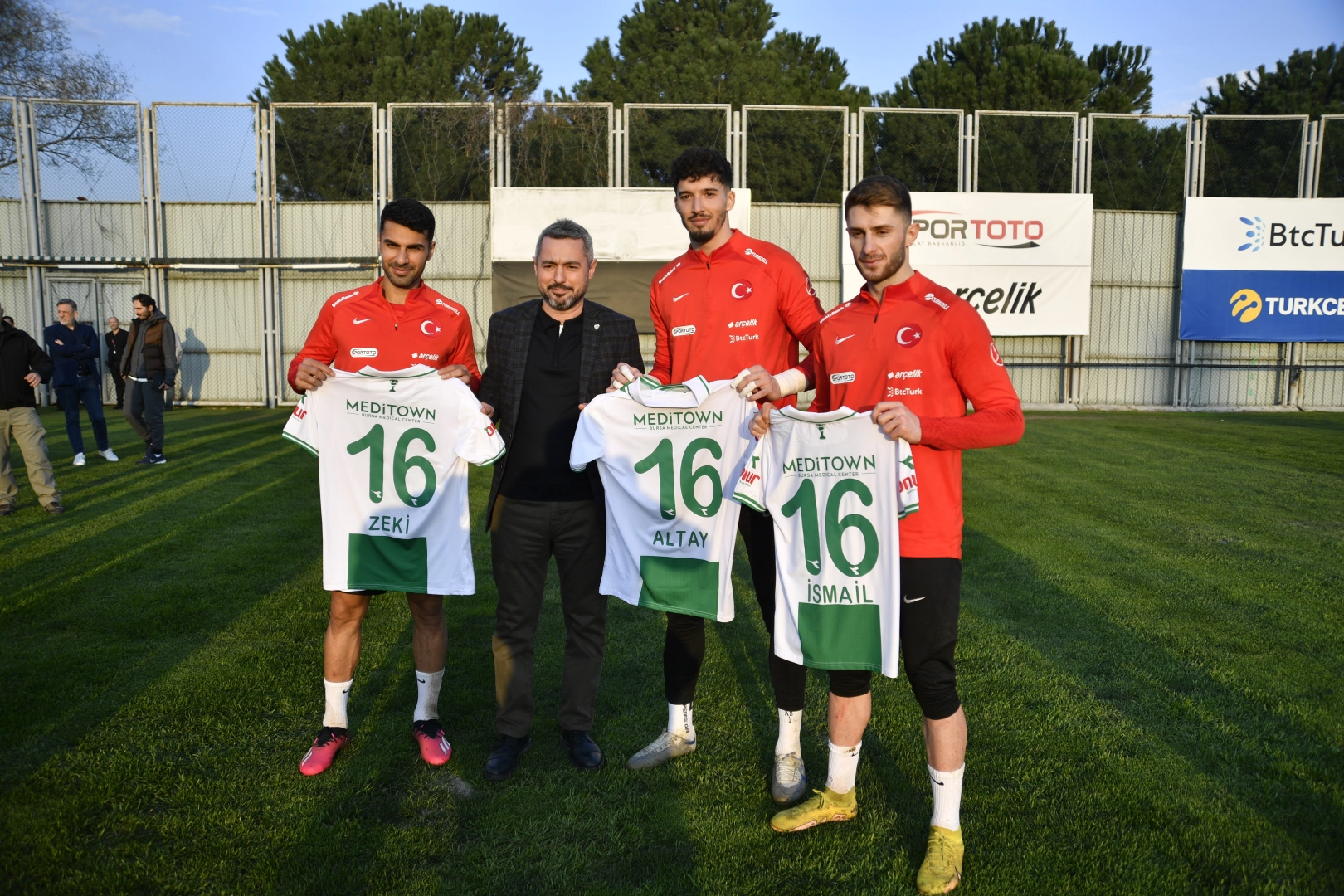 Bursaspor Milli Futbolcularını Unutmadı