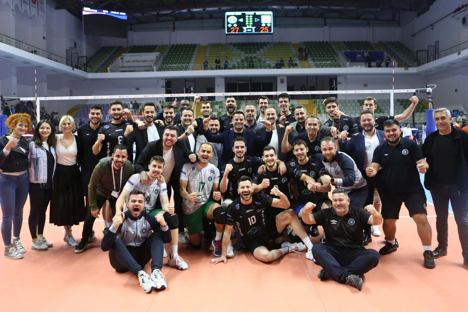 Bursa Büyükşehir Belediyespor  play-off 5/6 etabı ilk maçında Galatasaray HDI Sigorta’yı yendi seride öne geçti