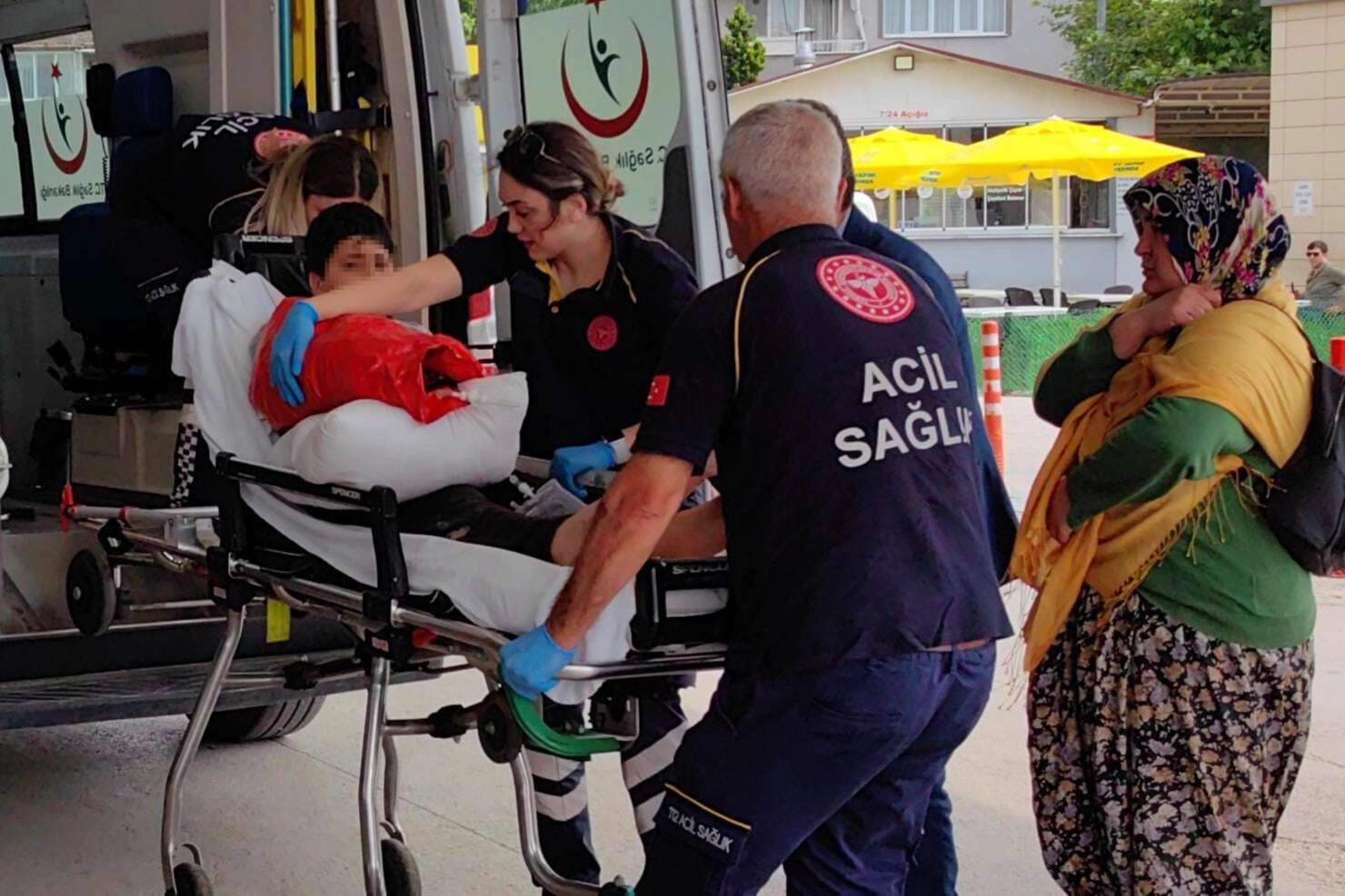 İnegöl'de kolunu ot biçme makinesine sıkıştıran çocuk yaralandı.