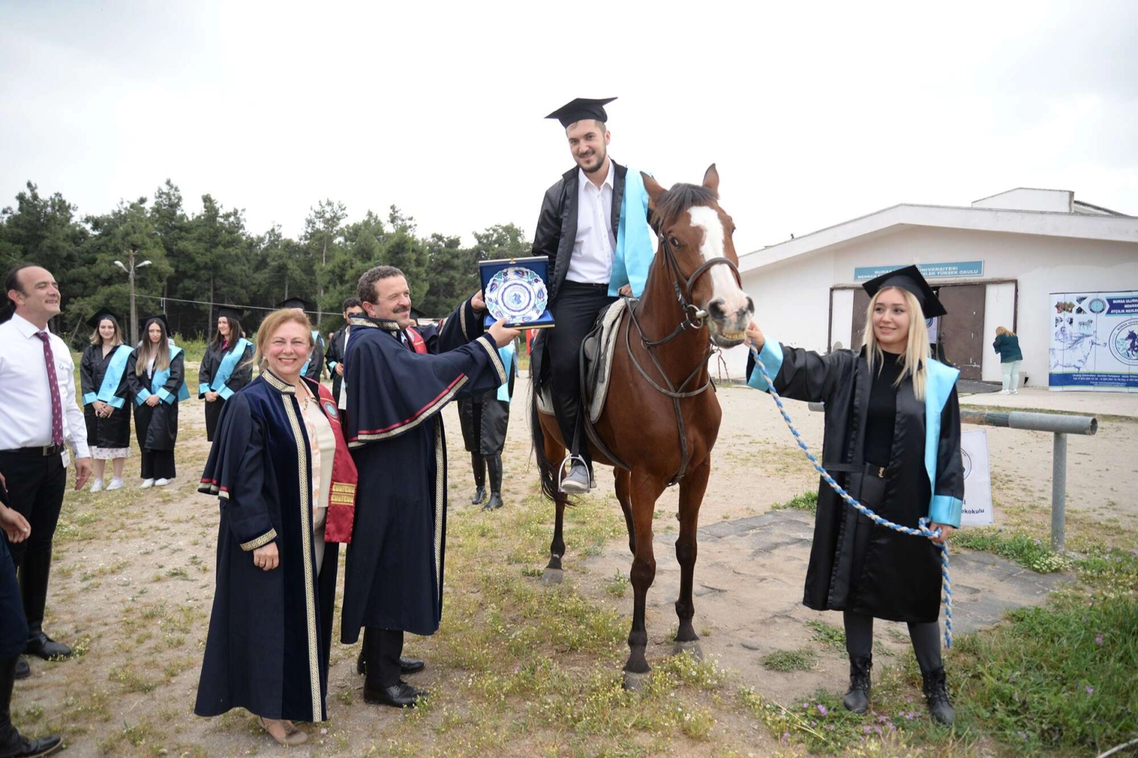 Uludağ Üniversitesi'nden At üzerinde mezuniyet kutlaması