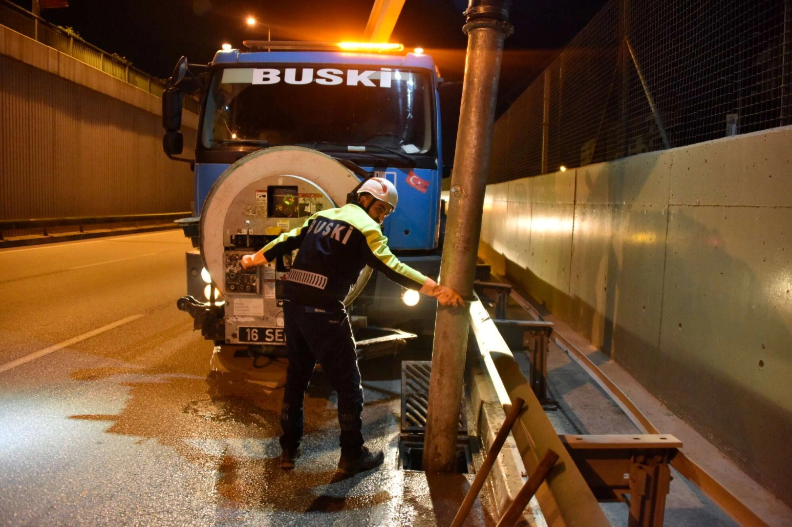 BUSKİ gece de iş başında