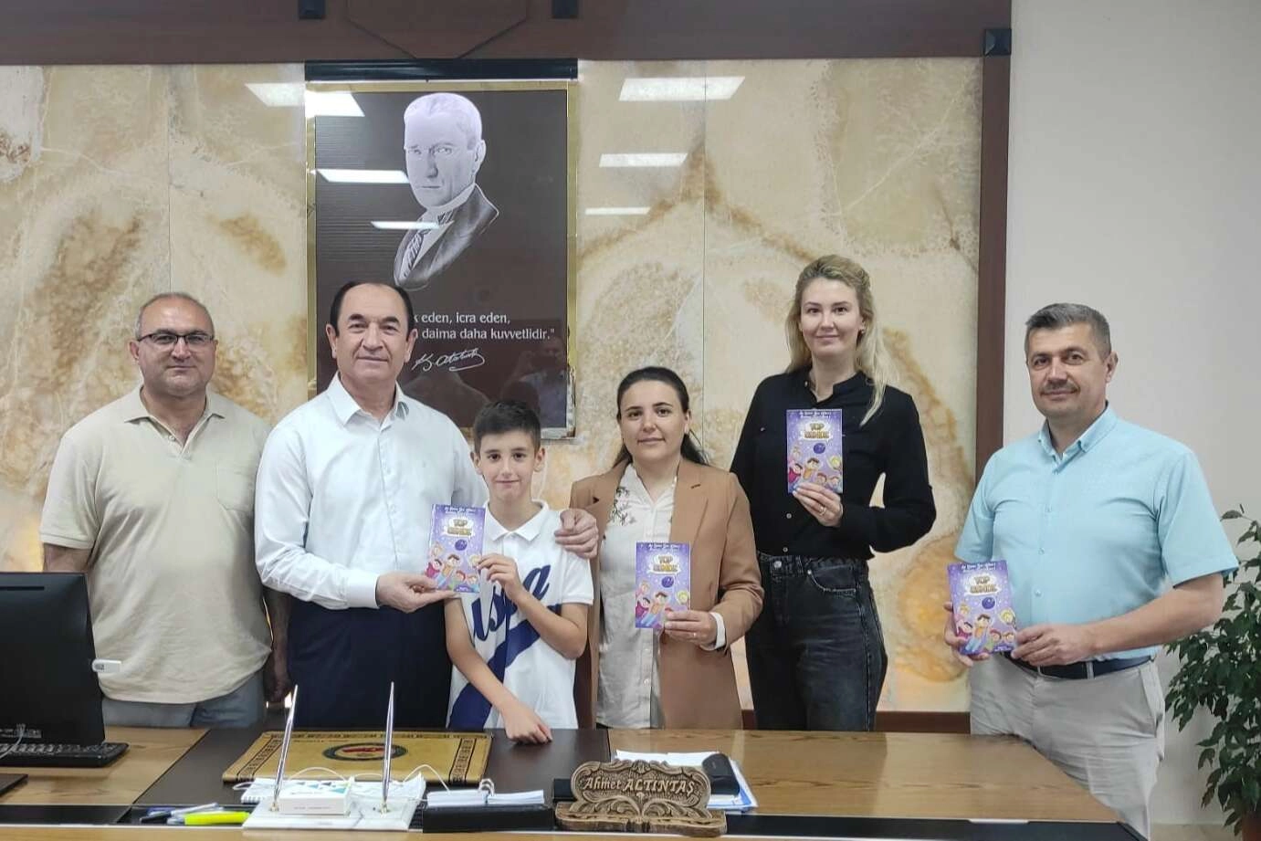 Anne oğul birlikte kitap yazdı.