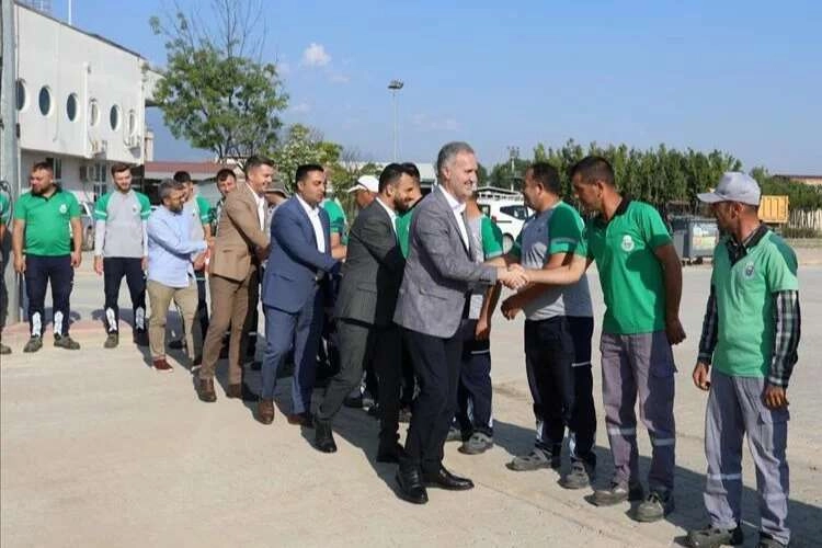 İnegöl, bayram sonrası mesaiye personeli kutlayarak başladı