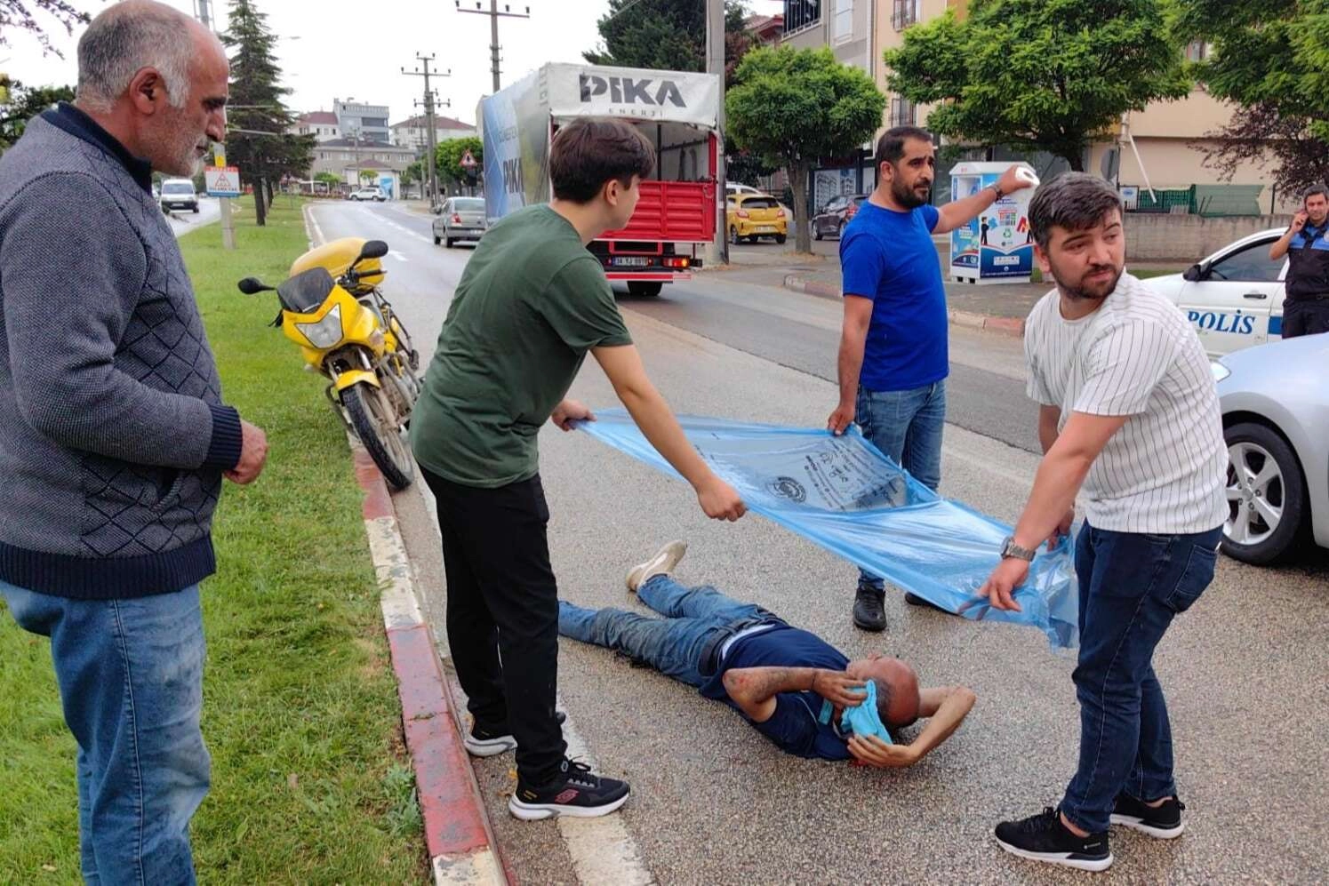 Yaralanan PTT memurunu yağıştan çöp poşetiyle korudular