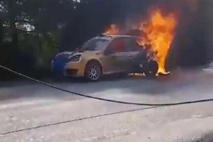 Arıza yapan yarış otomobili alevlere teslim oldu