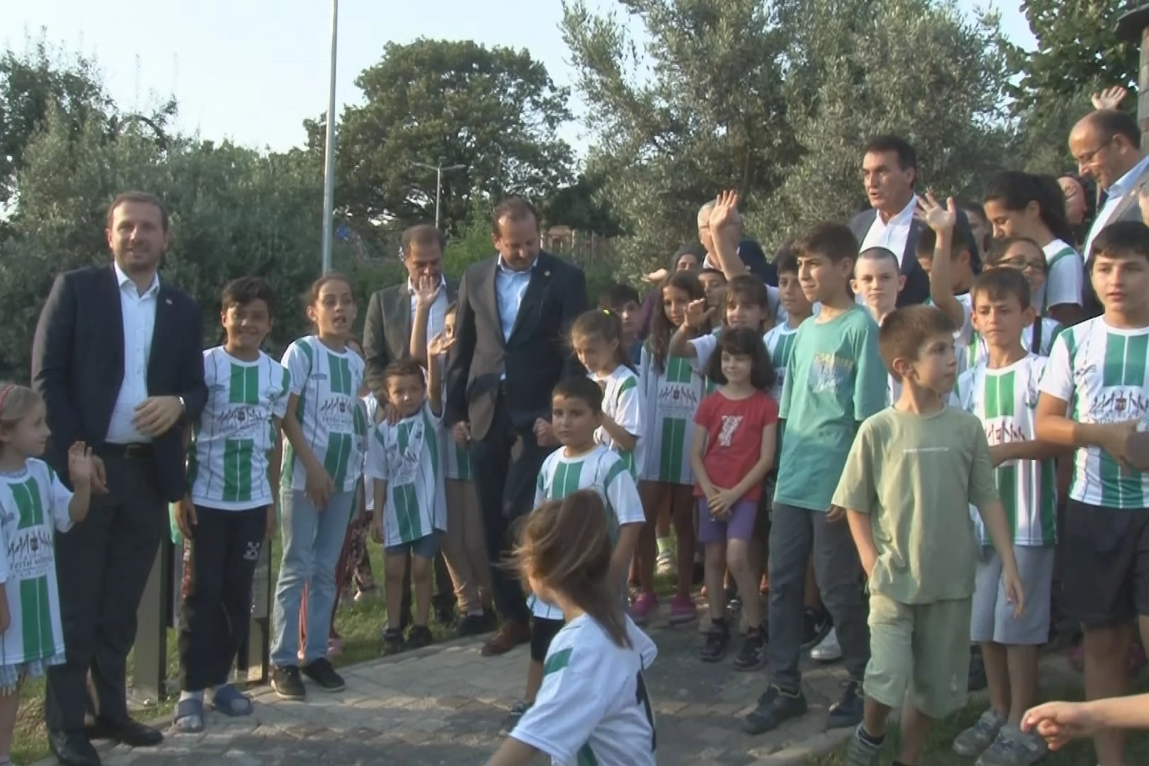 Başkan Mustafa Dündar çocuklarla Masal Bahçesi'ni gezdi