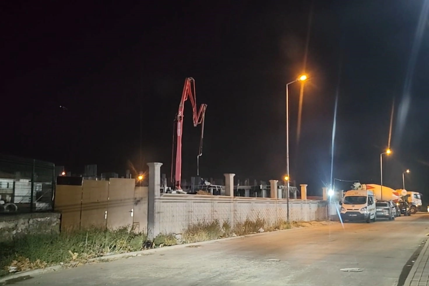 Okul inşaatında kaza! Beton mikserinin hortumu çarptı, ağır yaralandı