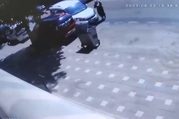 Yolun karşısına geçmek isteyen kadına araba çarptı!