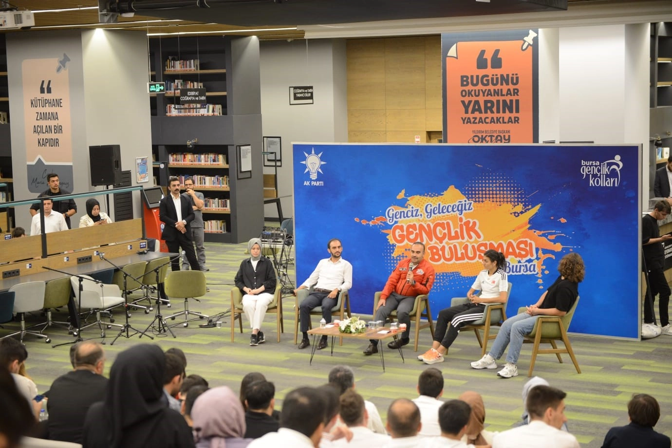 Bakan Kacır gençlerle bir araya geldi
