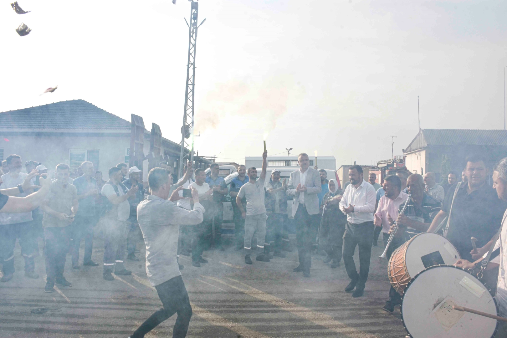 İşçiler zam kararını davul zurna ile karşıladı