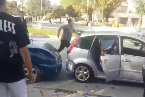 Kaza sonrası bıçakla dehşet saçtı! 1 kişi yaralandı