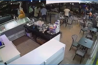Yoldan geçen kadına sözlü tacizde bulunan şahısa esnaf dayağı
