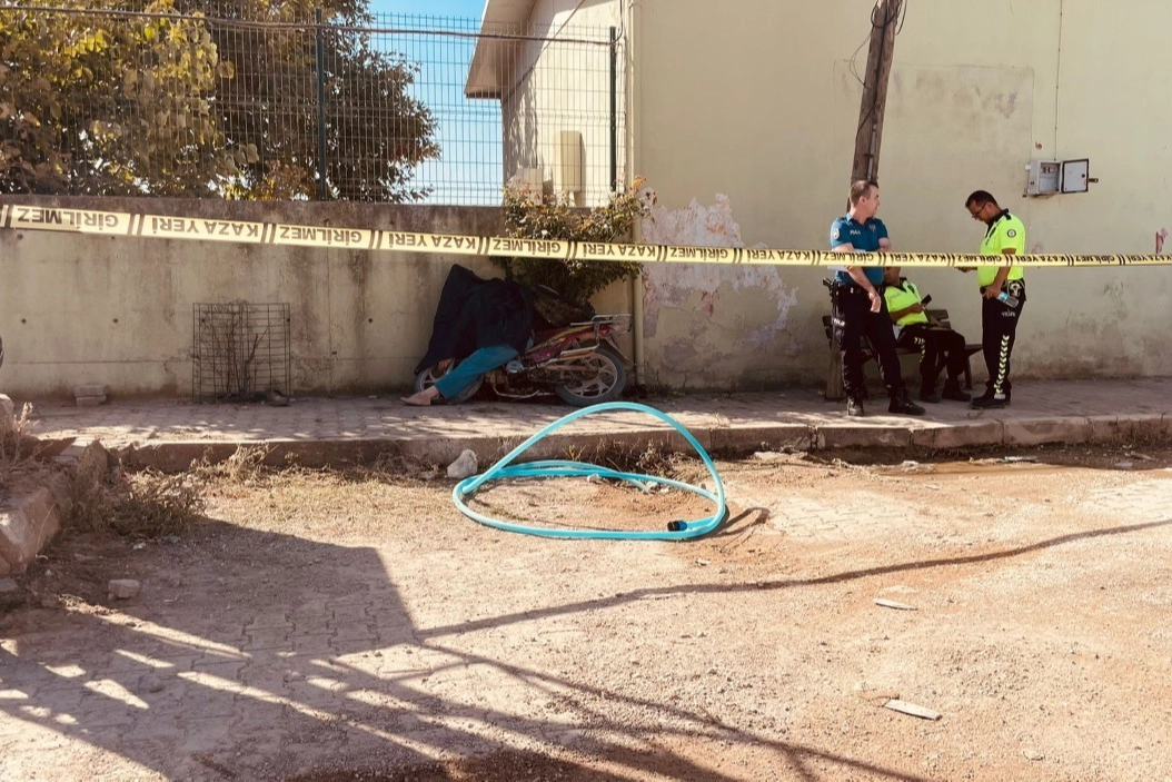 Şantiye duvarına çarpan motosiklet sürücüsü yaşamını yitirdi