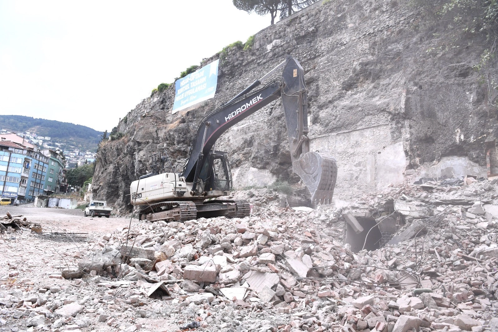 Osmangazi’den tarihi surları ortaya çıkartan yıkım