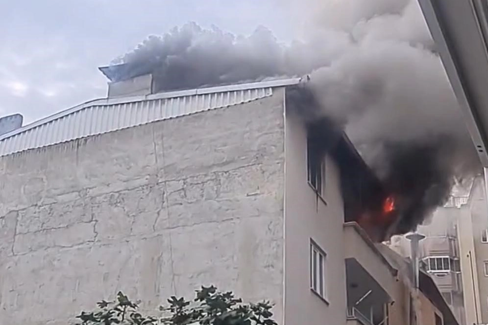 Sinir krizi geçirdi, ailesinin bulunduğu evi yaktı