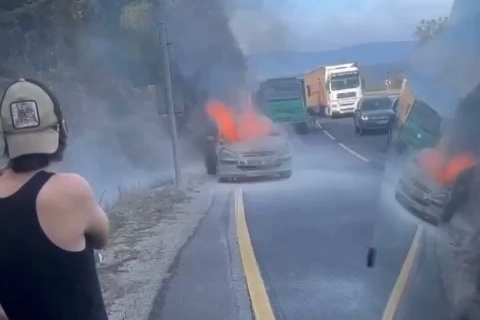 Bursa’da otomobil alev alev yandı