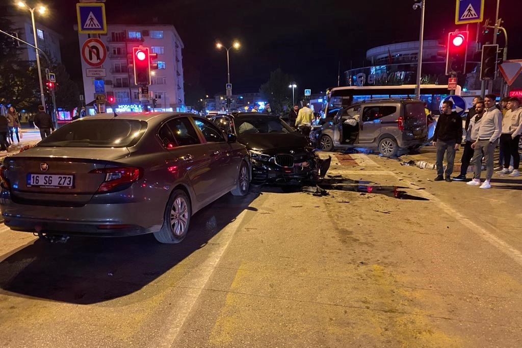 Bursa'da zincirleme kaza! 3 kişi yaralı