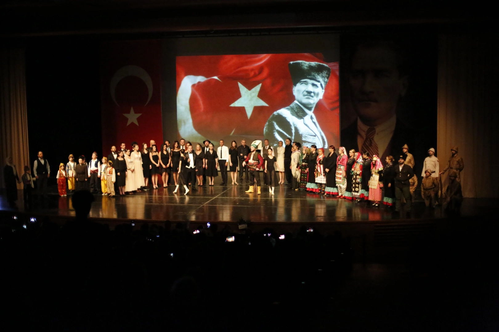 İz" gösterisi Atatürk'ün hatıralarını yaşatıyor