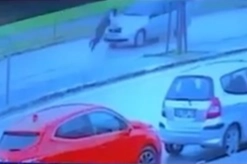 Dolandırıcı otomobilin önüne kendini böyle attı