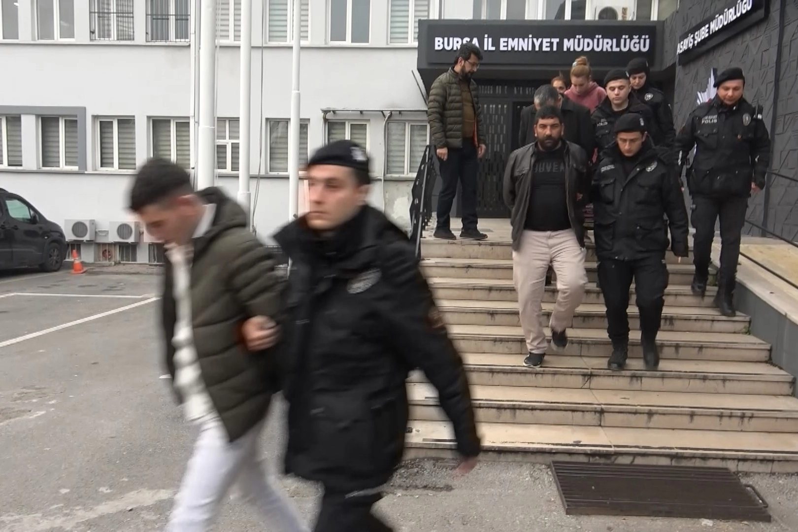 Hırsızlık çetesi aynı aileden çıktı...3.5 milyonluk vurgun yapan çeteyi Bursa polisi çökertti