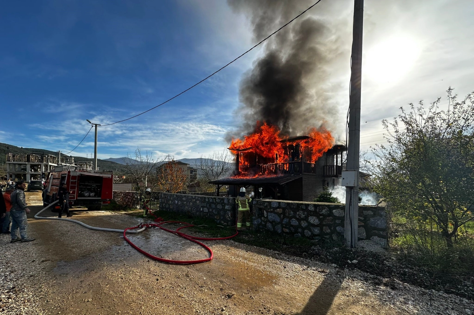 Gemlik'te iki katlı ev alevlere teslim