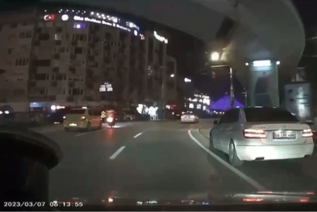 Ticari taksinin çarptığı motosikletli böyle savruldu