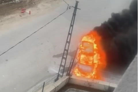 Duvara çarpan otomobil yanarak kullanılamaz hale geldi