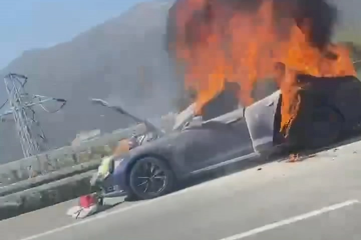 Tesla yol kenarında alev alev yandı!