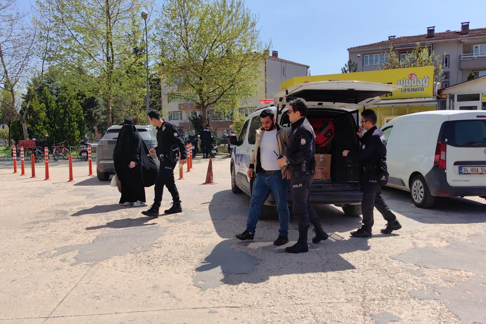 Kaçak göçmenler evlendikleri gün yakalandı