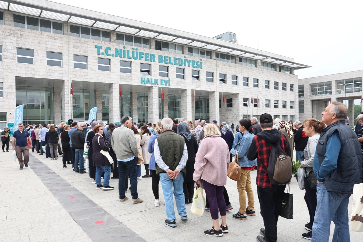 Bursa’da ücretsiz fide için uzun kuyruklar oluştu