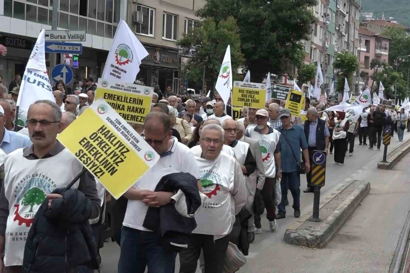 Bursa’da emekliler yürüyüş düzenledi
