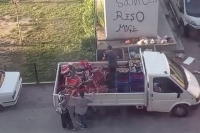 Yok böyle israf! Çilekleri kasa kasa çöpe döktü