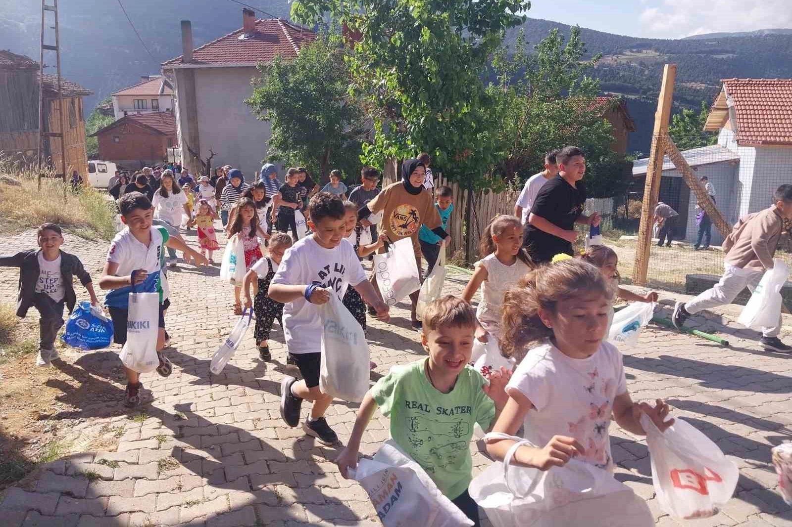 Çocuklar, bayram coşkusunu adak geleneğiyle erken yaşadı