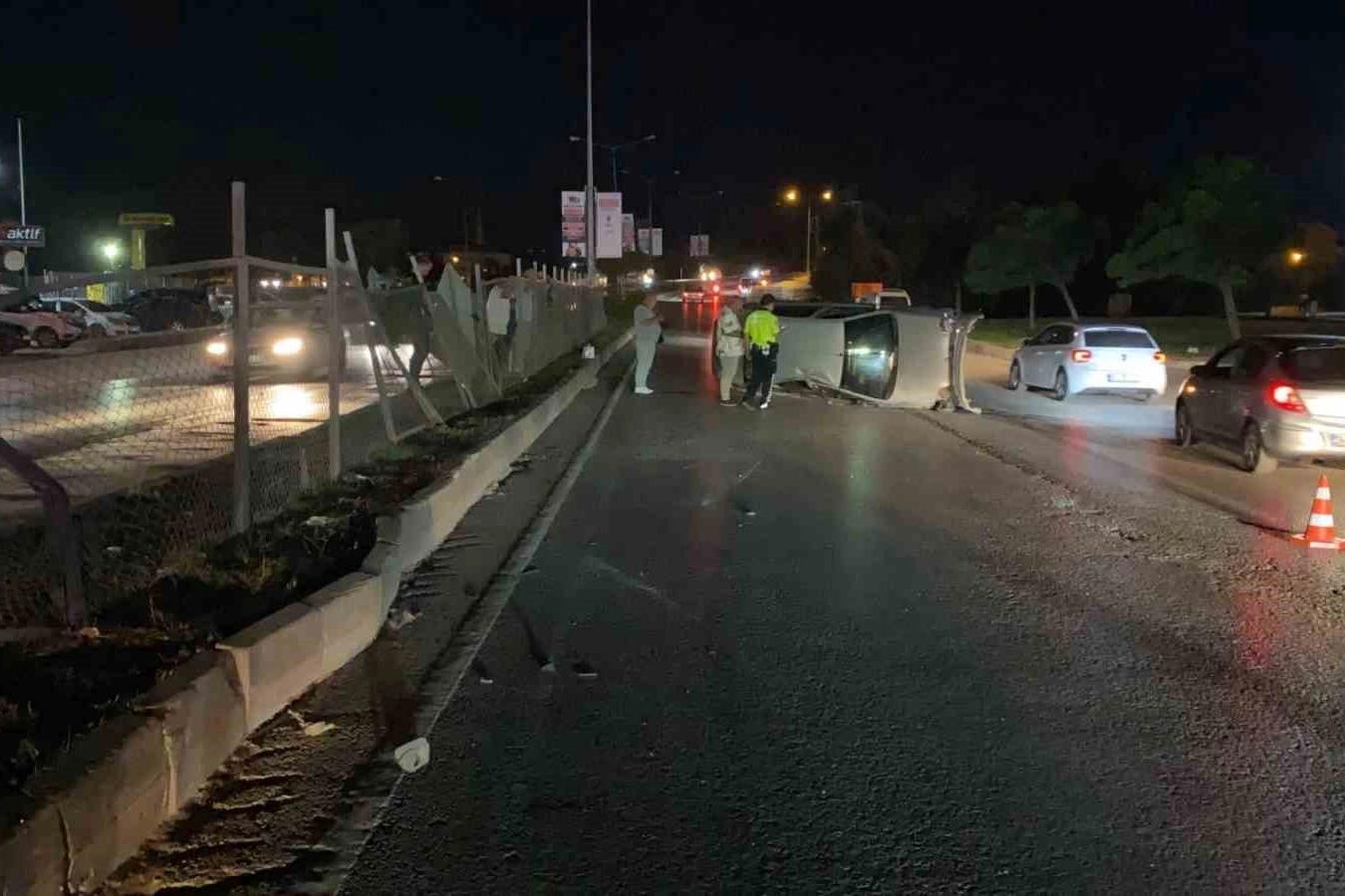 Bursa’da refüjdeki koruma tellerine çarpan otomobil takla attı!
