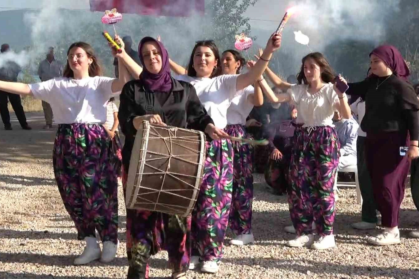 Köylü kadınlar altın madenine tepkilerini altınlarını çıkararak gösterdi