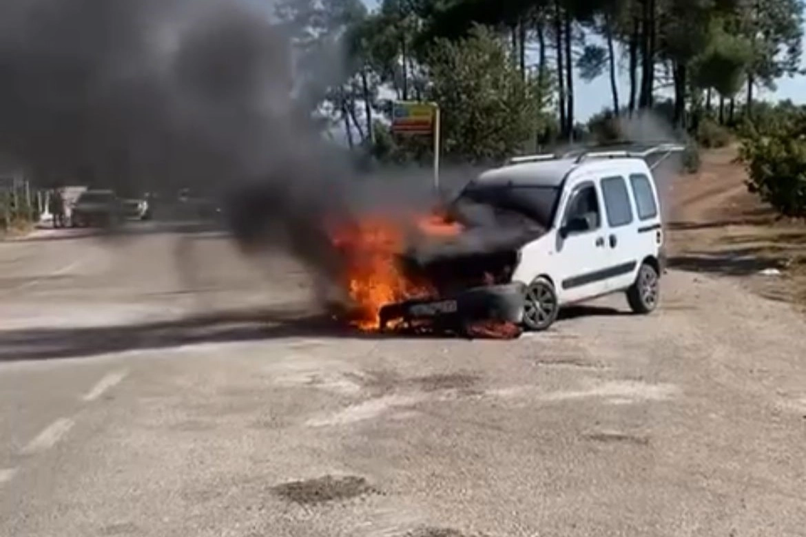 Park halindeki hafif ticari araç alev alev yandı