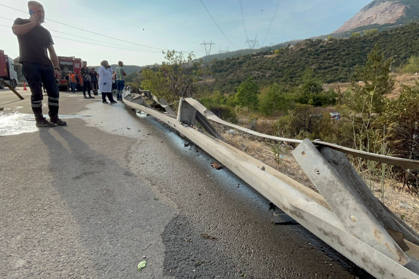 Bursa'da kontrolden çıkan tır şarampole uçtu