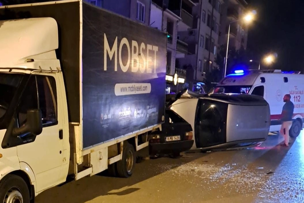 Bursa'da kontrolden çıkan otomobil park halindeki araçlara çarptı