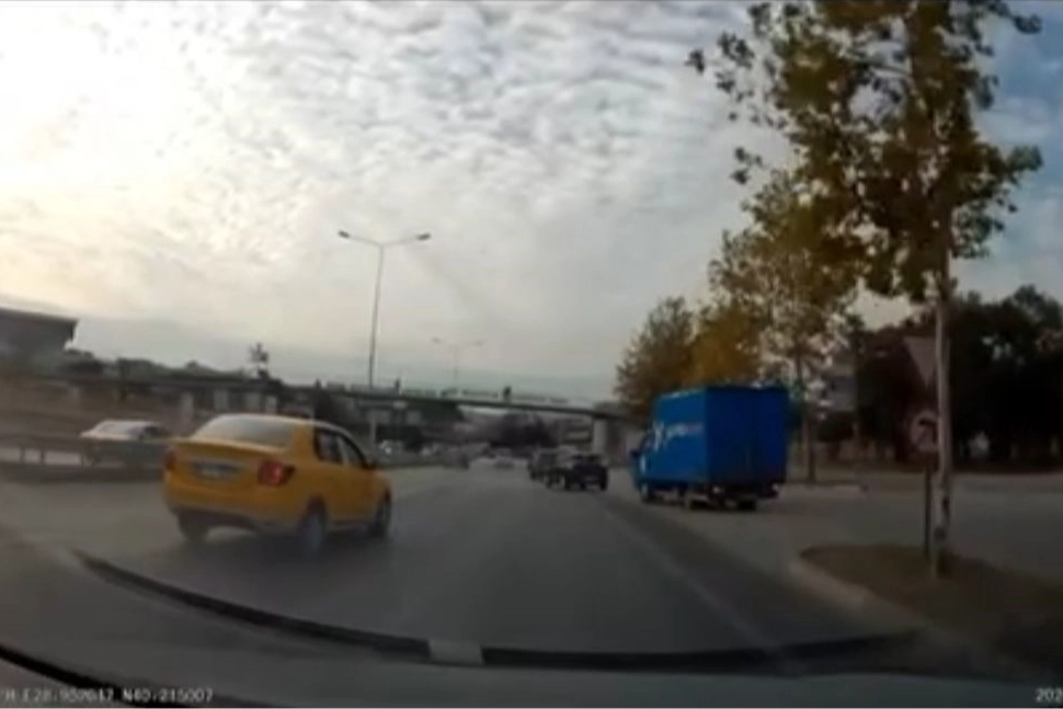 Bursa'da şerit değiştirmek isteyen kamyonet, kazaya neden oldu