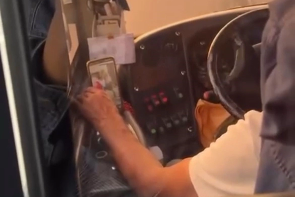 Otobüs şoförü direksiyon başında video izledi