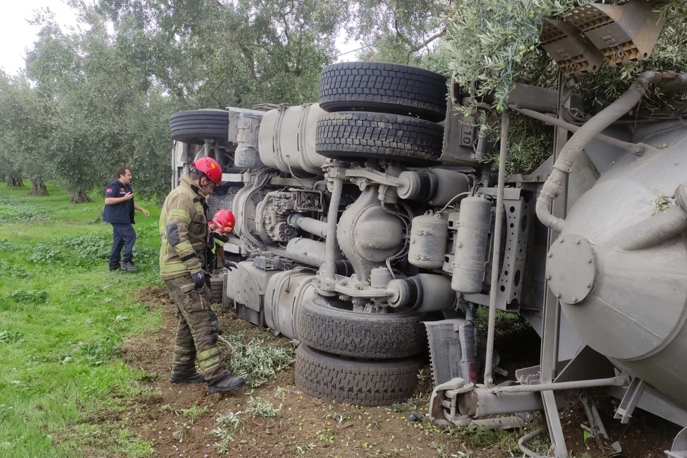 Çimento yüklü tanker devrildi
