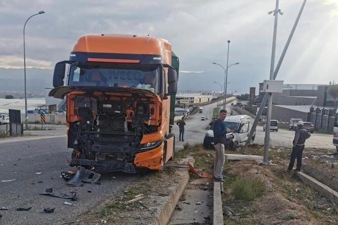 Tır ile otomobilin çarpıştığı kazada sürücüler yaralandı